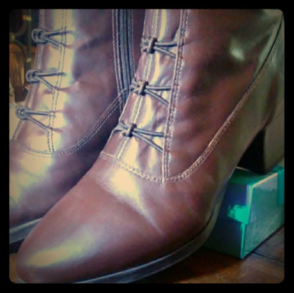 Laura scott brown leather boots ankle height euc